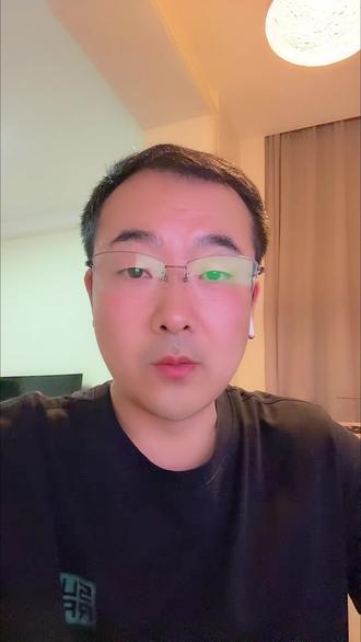 一名滑翔伞运动员在被一架塞斯纳172飞机撞机 一名滑翔伞运动员在奥地利滨湖采尔镇附近被一架塞斯纳172飞机撞击,
最离谱的是,飞机像完全没发现前方有人一样,直接冲了过去。滑翔伞瞬间失控翻转,现场看得人头皮发麻。滑翔伞在飞机面前,几乎就是“肉包铁”。这种撞击,正常情况下人基本很难活下来。#滑翔伞 #低空经济 #飞机