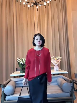 早秋必入!这件苎麻长袖红T,透气不闷热,温柔显白,随便搭都很有氛围感 !#简约大气 #好穿不贵 #红色系 #简约穿搭