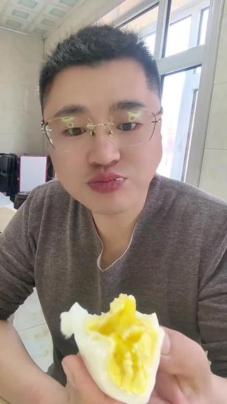 吃鹅蛋的好处真的好多呀!
·鹅蛋含有人体所必需的多种氨基酸,是完全蛋白质,易于人体吸收。·其脂肪主要集中在蛋黄,含较多的卵 磷脂,对神经系统和身体发育有益。·鹅蛋还含有维生素A、D、E、核黄素 和硫胺素等,以及铁、磷、钙等矿物质,能满足人体日常所需。#鹅蛋的营养价值 #煮鹅蛋 #农村生活 #真实生活分享 #我的早餐日记 @抖音小助手 @DOU+上热门