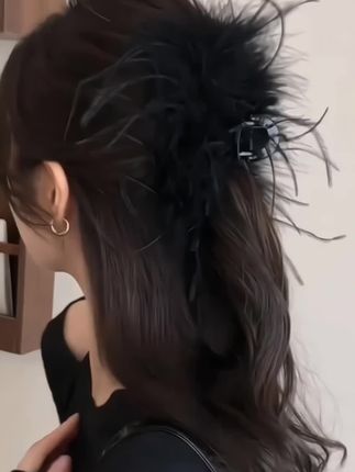 这款羽毛抓夹质感高级显气质,精选优质羽毛,佩戴牢固不易掉毛~#头饰发饰 #美出新高度 #羽毛抓夹 #日常发型 #时髦减龄 @DOU+上热门 @巨量千川