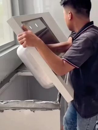 不锈钢经济型厨房组装橱柜,台面不锈钢材质的,橱柜是实木的,把它安装在你家厨房里面,一瞬间就有焕然一新的感觉