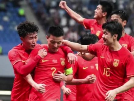 国足宁愿弃赛也不碰东南亚球队?邵佳一这步棋争议直接拉满?你怎么看?#邵佳一 #国足 #东南亚杯 #实况足球手游 #易球成名计划