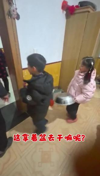 我的侄子和侄女讨要压岁钱,把奶奶的养老金都掏干了。😂😂😂#过年压岁钱