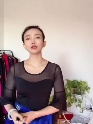 新潮恰恰舞留宿短裙,面料柔软舒适,丝滑有紫色和宝蓝色,两种颜色送运费险