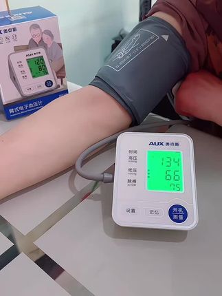 奥克斯医用全自动臂式电子血压计老人高精准血压测量仪家用充电全自动血压测压仪