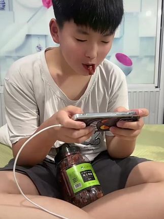 打游戏聚餐聚会外出旅游必备鸡肉干非常好吃😋 #吃得真香# 可爱的萌娃宝宝 #打游戏聚餐聚会外出旅游必