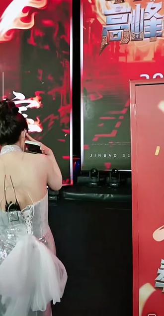 这又是个什么礼物😄#斤宝317 #奉节高铁站 #索图大舞台#二次创作激励计划 #创作者中心 #创作灵感