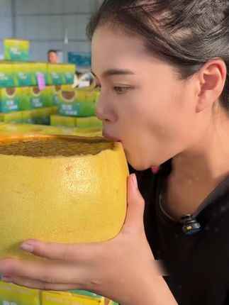 去年吃过一次就念念不忘,它是来自广西的钦蜜9号黄金百香果,打开就能闻到浓浓的百香果味,吃起来就像是直接喝百香果果汁一样,香甜可口,满嘴爆汁,真的超好吃!如果你没尝过这么好吃的百香果,一定要试试看,香甜多汁,吃一次你就会爱上#黄金百香果 #应季水果 #百香果 #谁懂这一口的好吃程度 #水果 w