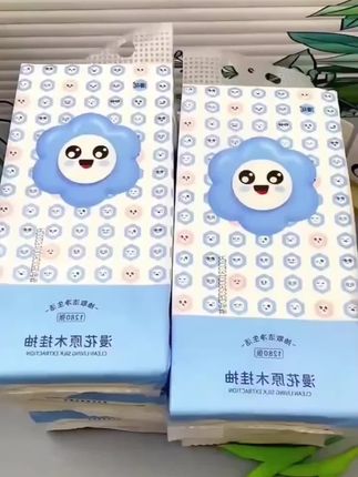 快去抢这个漫花家的抽纸,他家专门做纸巾,一包足足有一千两百八十张,用一张抽一张,老方便了,这一大包顶别夹好几包了。他是原生木浆的,每张都是四层材质加厚的,听着声嘎嘎结实,不掉毛不掉絮,湿水也不易破,可溶于水的,用完扔马桶也不怕堵。像纸巾这种消耗品就更多为一点#漫花悬挂抽纸#超便宜超划算#生活用纸推荐#开学季