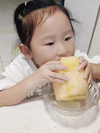 宝贝超级喜欢吃#雪莲果你们吃过吗 #雪莲果脆甜多汁 #小吃货的日常