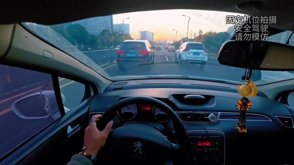 大家说说这脚刹车的意义在哪儿#第一视角 #安全行驶 #法系车 #新手司机 #高速