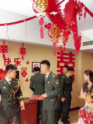 @香香好物 左边升灯,右边升灯,中间升起大花灯,今日花灯高高挂,子孙代代享荣华。#结婚 #婚礼 #婚礼现场 #家有喜事 #灯笼