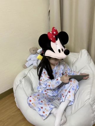 我的镜头里 藏着她努力长大的样子 我很知足 享受着她一天天长大的喜悦 我又很贪心 看到她渐渐消失的婴儿感 多想把时间都紧在手心里 #我的女孩👧🏻 #陪你长大#日常