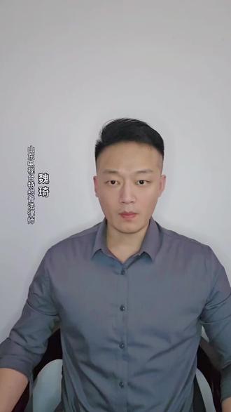 长沙一名女生因见73岁老太自称失明求带路、“专找女性”且会用手机,发布视频质疑其是人贩,引发网暴。真相是老太确为一级视障者,手机靠读屏功能操作,求助是因不熟悉周边环境且害怕车流。社区已证实其残疾情况,发布视频的女生也发布道歉视频致歉。#盲人老太 #读屏软件 #视障 #反转