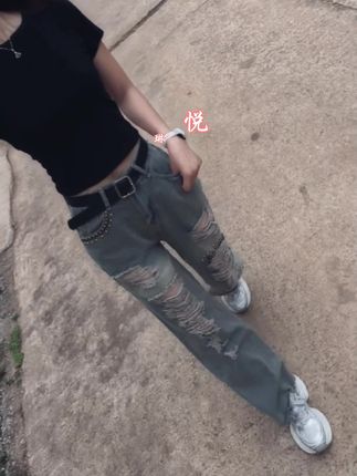 非常通透的一段话。好听的话别当真,难听的话别走心,人生不是靠心情活着,而是靠心态活着。勿在别人心中修行自己,勿在自己心中强求别人。让花成花,让树成树,做个简单的人,少跟别人纠缠。人生下半场,要善待自己,放下别人的错,解脱自己的心。允许自己迷路,才能|发现意想不到的风景,#穿搭 #夏季新款 #破洞牛仔裤 #又美又飒 #摆脱路人感的小个子女生穿搭 @抖音Dou+上热门
