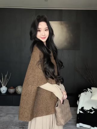 小孕妇们,真的被这套狠狠拿捏了!斗篷披肩外搭小香风外套➕长袖打底连衣裙套装,满满的高级感,里面搭配的连衣裙可以直接单穿,弹力很大,一整个大裙摆足够宽松,不用考虑任何身材~ #高级感穿搭 #慵懒风穿搭 #国庆出游穿搭 #早秋穿搭 #优雅气质穿搭