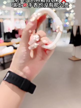 左手戴表的女人,得靠右手去打拼。右手戴表的女人。得靠男人去打拼。致左手戴表的自己!