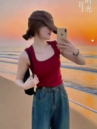 自带氛围滤镜的方领背心🔥 多色狙击少女心   谁懂啊!这件方领背心把纯欲+辣妹感焊死了 ✅ 方领设计绝绝子,露出锁骨+直角肩,自带松弛氛围,纯欲感拉满✨ ✅ 多色炸场!酒红显白到发光,奶白温柔似水,黑色拽酷出街,想怎么搭就怎么搭🎨 ✅ 贴身不勒肉,弹性大到能劈叉(不是),打底外穿都封神,夏天配牛仔/短裤,直接美到开挂💃 戳购物车🔗 把彩虹色穿身上,拿捏N种风格~   #方领背心 #多色穿搭 #纯欲风 #辣妹必备 #夏季穿搭