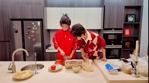 #我担的宠粉时刻 咱就是说郝熠然干脆手把手教教云旗呗😂 还最后的汤就给你 哦哟哟哦哟哟 就宠着吧