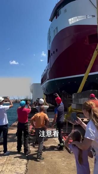 新船下水的两种方式,你觉得哪一种更靠谱?#船舶