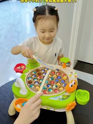 这个钓鱼玩具太好玩了,小鱼嘴巴一张一闭能旋转,女儿自己在这玩半小时了,还能锻炼手眼协调培养专注力,再也不用弄的浑身是水了#电动磁性钓鱼玩具 #益智玩具#电动旋转钓鱼盘 #钓鱼玩具 #哄娃神器