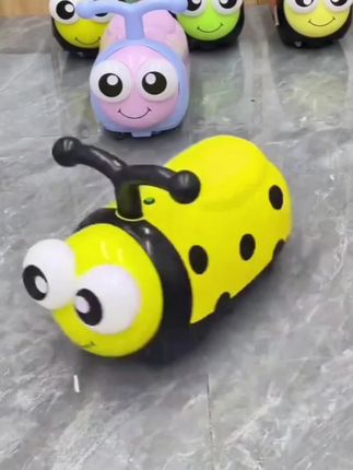 快来看呀,给宝宝买的瓢虫滑行溜溜车到了,它能滑行,还有音乐和灯光,这可是宝宝的好玩伴,自己坐着滑行超开心呢!材质光滑无毛刺,还能锻炼宝宝的平衡力,真的很不错。#瓢虫滑行车 #儿童车 #也太可爱了吧 #好物推荐🔥