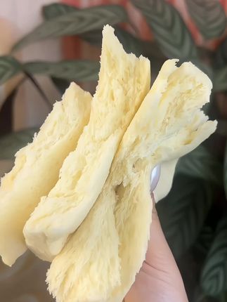 终于找到了这种无边的厚切吐司,还是用纯牛奶和面,还是零反式的,每一片都很厚实,吃起来松软细腻,湿湿润润的,奶香味十足,当早餐真的太合适了,你们一定要试试。#果仁园#早餐吃什么 #无边边吐司#大人孩子都爱吃