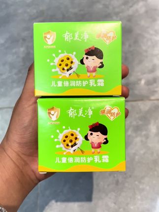 小时候被妈妈追着涂的郁美净,如今给娃用依旧靠谱!这款儿童面霜质地像奶油般丝滑,一抹即开,滋润不黏腻,吸收快。主打天然植萃,无酒精、香精、色素添加,新生儿到3岁宝宝都适用。性价比超高,一瓶搞定宝宝护肤,闭眼入!#郁美净儿童霜 #宝宝面霜#秋冬必备 #郁美净