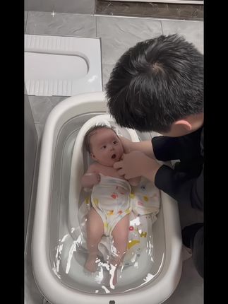 入手的这个浴架不仅可以给娃洗澡,还能当个哺乳枕喂奶用。一个人给宝宝洗澡,终于不用手忙脚乱了!还可以逗娃做早教睡觉都可以!三档高度可调节,还有智能感温设计,秋天冬天洗澡也不怕宝宝着凉了。收纳也不占地方,宝宝躺着也很舒服,妈妈们可以试一下,这样子省心多了!#婴儿洗澡躺托 #浴架 #宝宝洗澡 #哺乳枕 #母婴好物