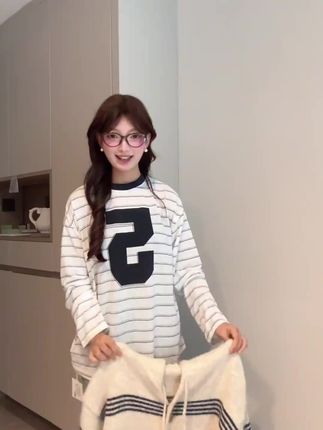 慵懒风撞色条纹连帽毛衣外套女秋冬季韩系宽松中长款针织开衫上衣#慵懒风 #撞色搭配 #连帽毛衣 #韩系穿搭 #秋款穿搭