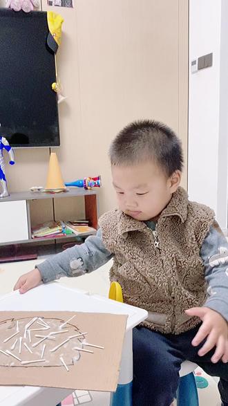 在家早教丨专注力培养“扎人”的小刺猬🦔
•低成本早教游戏真的香到哭
家里闲置的棉签、卡纸千万别扔
5分钟就能和娃解锁立体剌猬画#
手残党妈妈也能轻松拿捏~
•准备材料超简单印
卡纸+棉签+双面胶+马克笔(都是家里常见的!)
先在卡纸上画个圆滚滚的小刺猬轮廓
贴上双面胶后,重点来啦!
教宝宝把棉签一根根竖着贴上去
瞬间变身刺猬的尖刺,立体又可爱
一过程真的太治愈了!
娃专注地插棉签,小手越练越灵活
还会自己念叨“小刺猬要穿刺刺衣服啦”
贴完还知道指着刺獨说“尖尖的,不可以摸哦”
不知不觉就get了动物小知识学
!
一定要划重点:
全程家长陪着玩呀!
棉签剪短一点更安全,避免宝宝误戳~
大既锻炼了精细动作,又培养了专注力
关键娃玩得不亦乐乎,再也不缠人要手机啦!
#在家早教小游戏 #亲子教育 #家庭早教 #亲子互动 #育儿日常