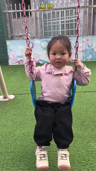 #今天在幼儿园陪孩子们玩秋千,小女孩大眼睛圆溜溜、嘴巴嘟嘟的,太可爱了。
看着看着,自己好像也回到小时候,童心依旧,快乐加倍。❤️❤️