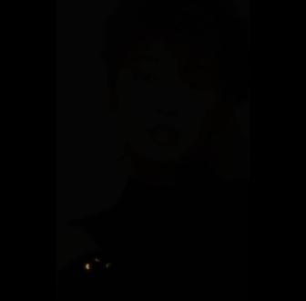 致敬经典《我不是个坏小孩》杨林 杨林(Diana Yang),本名杨一珍,1965 年 10 月 1 日出生于中国台湾宜兰县,祖籍湖北荆门,是80 年代台湾极具代表性的玉女偶像歌手、演员、主持人,晚年转型为知名画家。
出道与走红:1983 年,16 岁的杨林以中性俏皮风格出道,发行《我是谁》《可是恋情》。1984 年与黄仲昆合唱《故事的真相》后转型玉女路线迅速走红,随后《把心留住》《玻璃心》等专辑奠定其乐坛地位。
音乐代表作:《玻璃心》《情人》《故事的真相》《零下几度 C》《我不是个坏小孩》。
跨界发展:90 年代涉足影视、主持、写作,参演《尼罗河女儿》《棋王》等。
淡出与转型:2003 年 9 月正式退出演艺圈,专注绘画,举办多次个人画展,成为台湾知名画家。
歌曲《我不是个坏小孩》,词曲:小虫(陈焕昌)。歌曲原唱为小虫(1985 年首张专辑),杨林翻唱版以轻快迪斯科曲风、直白叛逆的歌词,唱出青少年渴望被理解、反抗刻板标签的心声,成为 80 年代末传唱度极高的经典流行曲。