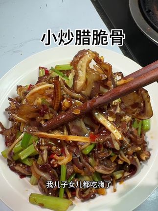 香香辣腊的小炒腊脆骨,不知道吃啥菜的时候可以来上一份,下🍺又下饭#农村酒席 #酒席预定