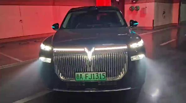 泰山,离车泊入 作为一辆5米23长的大型SUV,辅助泊车功能是必不可少的。
今天演示了一下离车泊入的功能,整个过程非常丝滑,没有多余的停顿,简直爱了!
#岚图汽车 #岚图泰山