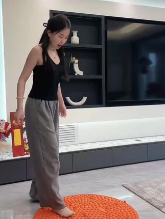 脚踩足底按摩指压板,每天晨练或者晚饭后踩一踩,舒服到爆!#足底按摩垫#健身好物#按摩脚垫#居家锻炼#安踏@DOU+好生意 @DOU+小助手