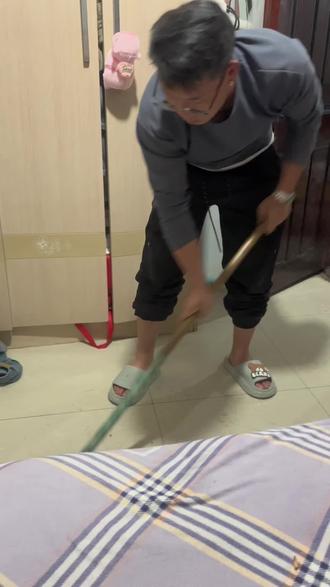 #男人爱做饭,家财又万贯。
男人干家务,一定能暴富。
男人要洗碗,才能当老板。
老婆宠的好,招财又进宝。