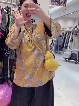 深圳90-260斤新中式国风太太服贡缎提花重工苗绣格格服千金 #大码女装 #微胖穿搭 #显瘦穿搭 #大码胖MM搭配 #胖mm穿搭 加码啦姐妹们✌️超漂酿😻富婆姐妹必入哈💃不会让您失望的😁质感贼拉好👍