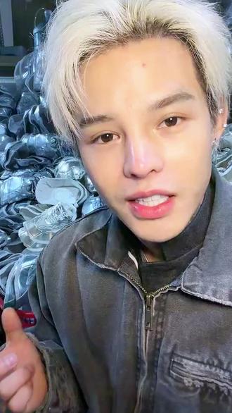 殷世航因不满意鞋子的材料,选择送给大家 #热点 #殷世航 #殷世航增高鞋