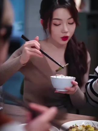 务必远离故意打压、贬低你的人,你要相信,总有人欣赏你爱你#真正爱你的人,他和他的家人都会拿出最大的诚意#好剧推荐 #抖音短剧新番计划