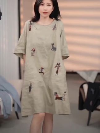 2025夏季新款时尚百搭宽松休闲文艺刺绣连衣裙简约圆领宽松小裙子,好喜欢这种老钱风松弛感穿搭!面料轻薄透气不闷热,宽松版型#遮肉显瘦 慵懒随性又洋气 #不挑年龄不挑身材 #谁穿谁美  时尚又百搭#连衣裙