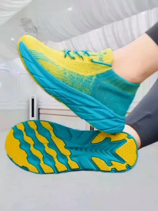 #牛霸道不累脚鞋#姐妹们快来看看这双牛霸道广场舞鞋吧!它是专为广场舞设计的专业舞蹈鞋,穿上它跳舞特别舒服,而且它的面料很好,穿着不会闷热,无论是户外还是室内都能穿。鞋底采用了防滑设计,让你在跳舞的时候更稳定,不用担心会摔倒哦!喜欢的朋友赶快点击下方链接购买吧!