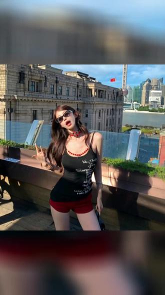 美式辣妹吊带!串珠可拆卸还带胸垫! 美式辣妹风超吸睛!串珠十字架设计感拉满,还带固定胸垫,肩带可调节超贴心~ #夏日辣妹穿搭出击 #辣妹穿搭 #夏天穿搭 #吊带背心带胸垫 #吊带背心