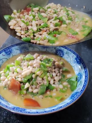 小白豆 无盐酸菜 #美食分享 用贵州特产#小白豆 和九块九三包的#无盐酸菜 来做#酸菜豆米  加点糯的煮熟的糯包谷进去,酸酸甜甜的,真的非常好吃!里面的酸菜蘸赵#豆豉粑素辣椒 ,真的绝了!@抖加上热门 @巨量千川