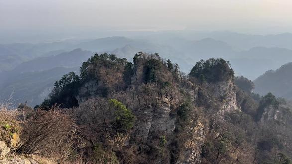 一条长视频带你游遍武当山 武当山2条上山路,可交织成多个路线
这里从交通、住宿、时间规划、景区路线依次整理!
首先,说一下路线规划,2条路线可以上到金顶
路线一:游客中心→大巴到琼台→索道🚠至金顶
路线二:游客中心→大巴到紫霄宫🚚→乌鸦岭游客中心🚶→南岩宫🚶→乌鸦岭🚶→朝天宫🚶→
朝天宫这里分岔为2条路线
①清神道(难度小):清代古神道🚶→金顶 徒步1小时
②明神道(难度大):明代古神道🚶→一天门→二天门→三天门→朝圣门→金顶 徒步1.5小时
1️⃣懒人路线:往返都走路线一 :
游客中心→大巴到琼台→索道🚠上金顶→索道🚠至琼台→大巴到游客中心
(索道80/次,上+下150)
2️⃣轻松路线:
路线一上山:
游客中心→大巴到琼台→索道🚠上金顶
路线二下山:
金顶🚶→明/清神道🚶→朝天宫🚶→乌鸦岭🚶→南岩宫🚚→紫霄宫🚚→太子坡🚚→游客中心
🥹或者路线二上山,路线一下山
3️⃣魔鬼路线:(轻易不要尝试)
路线二上山+路线二下山
或者景交车去不了的地方都徒步(it's me!)
回去肌肉拉伤了。。。
——————
✅时间安排:
武当山很大,门票三天内通用。
一天很难逛完,而且浪费门票哇,还有好多是下午的高铁才到。
建议直接前一天住景区内,琼台/紫霄宫 中转一天或两天,安排两天一夜/三天两夜。
避开人群上山的时间点,在武当山中浅浅清修悟道!
——————
👉官方buy票和预约平台
“武当山智慧旅游 ”小🍊xv
大门票+金顶+紫霄宫+景交车90+保险10,一共264/人。
(哪样也省不掉,提前一天约是259,金顶一定提前约)
门票三日内有效,三日内如果二次入园需要另付20元景交车
——————
➡️我对日出比较执着,所以【三天两夜】路线如下:
day1️⃣
→下午高铁到【武当山西】→301公交→【武当山风景区】→游客中心→太子坡→琼台(住琼台📍云外山居)
下午喝杯道喜咖啡,逛琼台中观,听道观晚课,看夜景
day2️⃣
3:00琼台出发夜爬→金顶看日出
(不看日出的8点坐索道→金顶)
下山路线:金顶→朝天宫→南岩→紫霄宫→太子坡→琼台
day3️⃣ 步行3分钟到琼台中观→道喜咖啡→下山返程
#武当山 #保持热爱奔赴山海 #vlog旅行记 #武当山风景区 #大可的吃喝玩乐