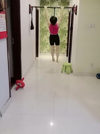 想要一字肩和背薄就吊单杠,天天练 效果棒棒的#单杠健身