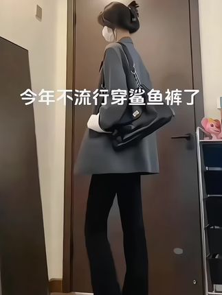 答应我~微胖梨形姐妹大家都试试这条西装高腰微喇裤,强烈推荐~真的好绝啦!穿上显高显瘦显腿长~微喇版型好看又百搭~面料是有弹力很柔软也很舒服,喜欢的姐妹放心入!#微喇裤#显瘦穿搭#面料柔软舒适 #穿搭 #高级感穿搭