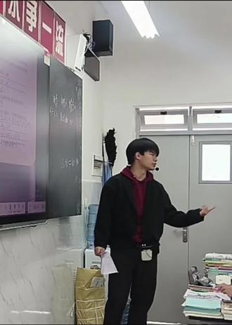 “老师,我……”#老师的多重身份
作品由ai生成