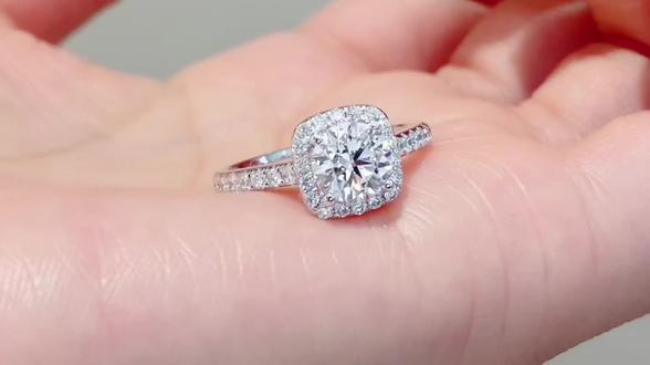 绝美的小方糖戒指💍到货啦
佩戴在手上 甜在心里头😋
看着就是幸福的味道
生活嘛 给自己加块糖🍬
空气都是甜甜的💕