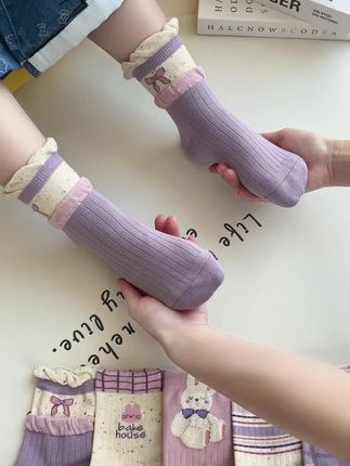 立秋之后,孩子要穿的木耳花边的中高筒棉袜,妈妈一定要多准备几双,棉的袜子穿起来吸汗透气不闷脚,上脚洋气又好看#面料超级舒服 #儿童袜子 #好穿又百搭 #无骨袜子颜值超高 #10A抗菌